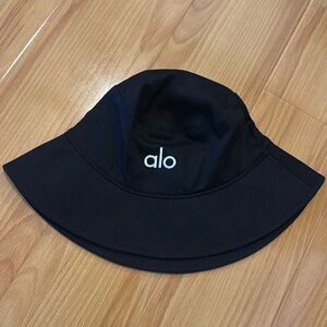 ALO Yoga Black Weekender Bucket Hat size M/L